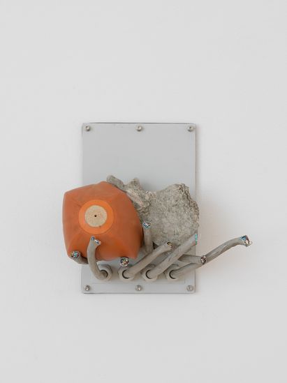 Nina Canell, Craver, 2020, Fossilisierter Kalkstein, Gummiballblase, Schalttafel, 33 x 31 x 21 cm, Courtesy the artist and Barbara Wien Gallery, Foto: Nick Ash Nina Canell, Craver, 2020, Fossilisierter Kalkstein, Gummiballblase, Schalttafel, 33 x 31 x 21 cm, Courtesy the artist and Barbara Wien Gallery, Foto: Nick Ash