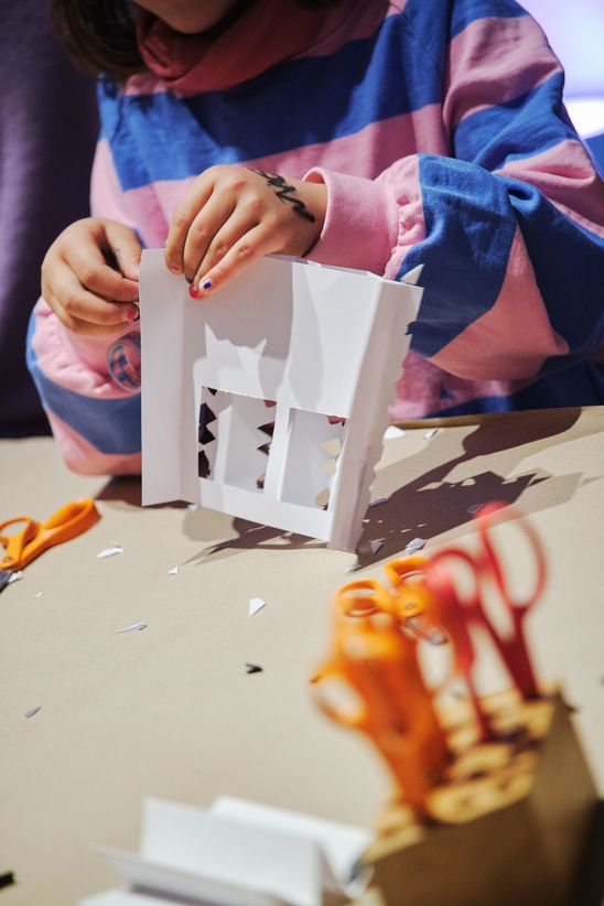 Foto: Eindrücke der Kindervernissage, die Erwachsene und vor allem Kinder an verschiedenen kreativen Mitmach-Stationen in den Ausstellungsräumen zeigen.