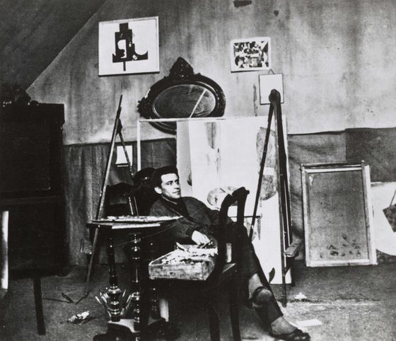 Unbekannte*r Fotograf*in, Ohne Titel (Iwan Puni in seinem Berliner Atelier), 1921, Berlinische Galerie, © Rechtsnachfolge unbekannt, Repro: Anja Elisabeth Witte