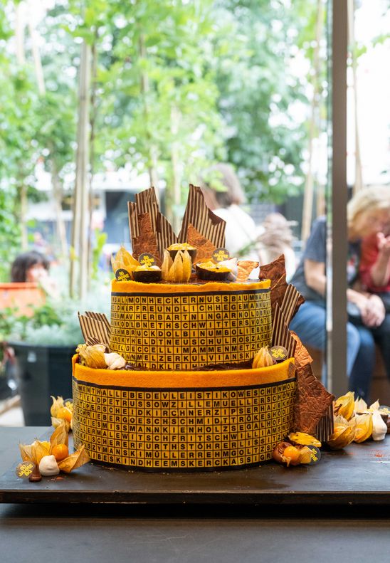 Photo: Picture of the two-tier birthday cake for the 50th anniversary of the Berlinische Galerie.