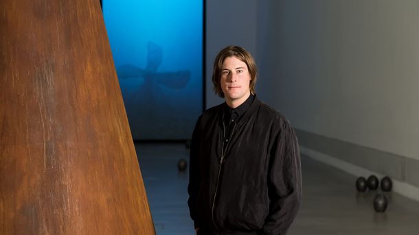 Der Künstler Julian Charriere, Preisträger des GASAG Kunstpreises 2018