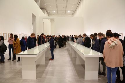 Eröffnung "Erwin Wurm. Bei Mutti" und "Visionäre der Moderne. Paul Scheerbart, Bruno Taut, Paul Goesch" in der Berlinischen Galerie, 14.4.2016, Foto: Amin Akhtar Eröffnung "Erwin Wurm. Bei Mutti" und "Visionäre der Moderne. Paul Scheerbart, Bruno Taut, Paul Goesch" in der Berlinischen Galerie, 14.4.2016, Foto: Amin Akhtar