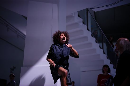 Photo: Mélissa Guex in motion during her performance in the stairwell of the Berlinische Galerie.