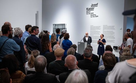 Foto: Eindrücke der Eröffnung, die entweder Menschen in den Ausstellungsräumen oder dem Außenraum der Berlinischen Galerie zeigen.