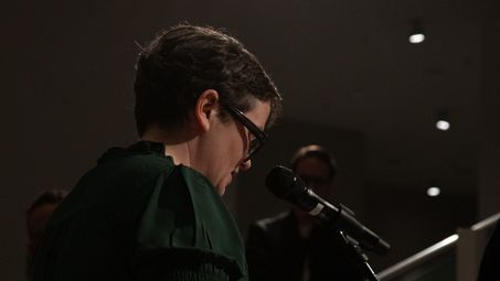 Foto: Seitlicher Blick auf Ilka Voermann am Redner*innen-Pult.