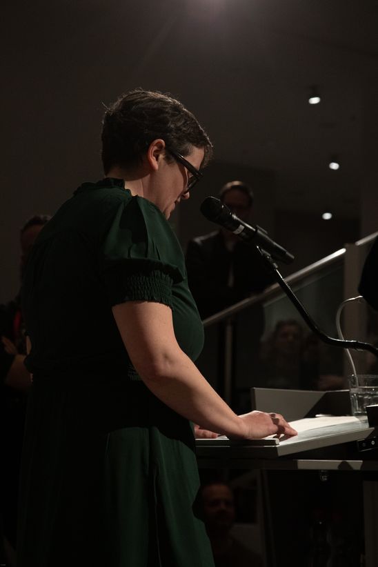 Foto: Seitlicher Blick auf Ilka Voermann am Redner*innen-Pult.