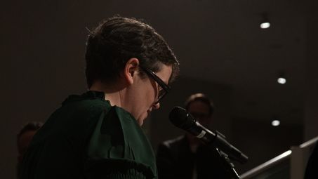 Photo: Side view of Ilka Voermann at the lectern.