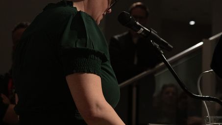 Photo: Side view of Ilka Voermann at the lectern.