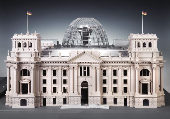 Architekturmodell von Foster + Partner Architekten, ca. 28 x 69 x 45 cm