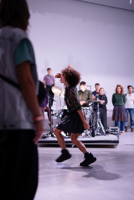 Photo: Mélissa Guex in motion during her performance in the stairwell of the Berlinische Galerie.
