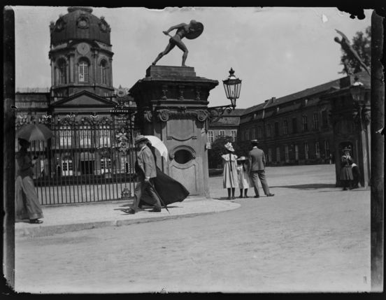 Schwarz-Weiß-Fotografie: Heinrich Zille, Ohne Titel (Schloss Charlottenburg), August 1901