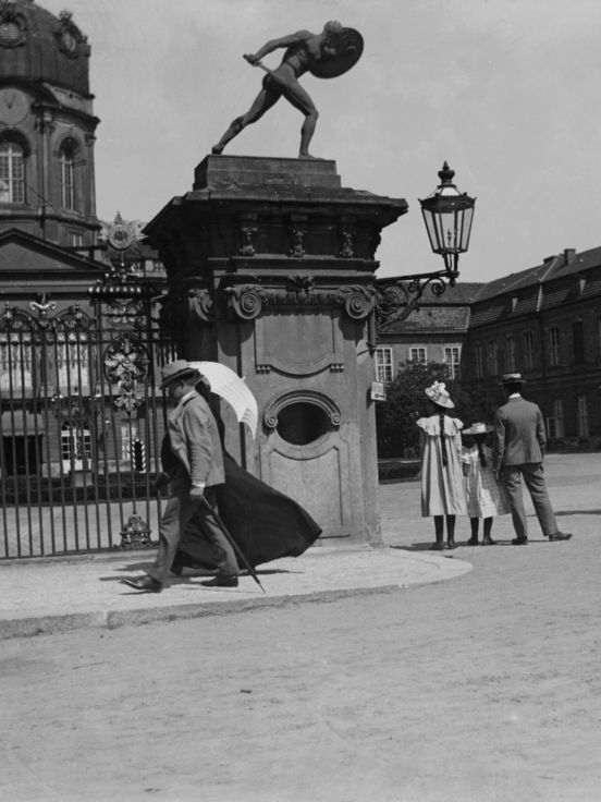 Schwarz-Weiß-Fotografie: Heinrich Zille, Ohne Titel (Schloss Charlottenburg), August 1901