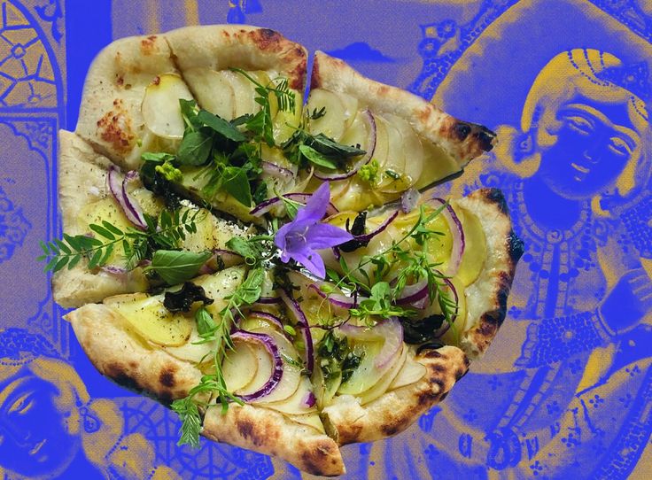 TDD Bon Appétit, Collage Collage aus zwei mit Gemüse, Kräutern und lila Blüten belegte Pizzetten auf einem Negativ eines Fotos in leuchtendem Lila.