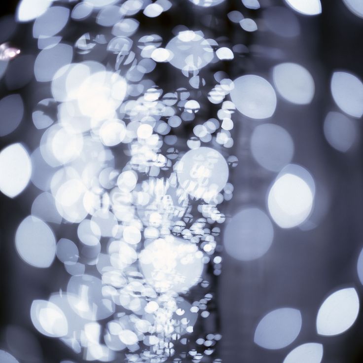 Fotografie: Weiß-gräuliche Lichtreflexte auf dunkelblauem Untergrund