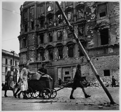 Robert Capa, Ohne Titel (Junge und drei Frauen mit Handwagen vor Ruinen), 1945 Robert Capa, Ohne Titel (Junge und drei Frauen mit Handwagen vor Ruinen), 1945