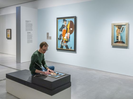 Ausstellungsansicht „Kunst in Berlin 1880—1980“, Foto: © Roman März (abgebildete Werke: Lajos d‘Ebneth, Iwan Puni, © VG Bild-Kunst, Bonn 2023)