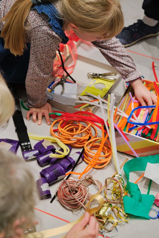 Foto: Eindrücke der Kindervernissage, die Erwachsene und vor allem Kinder an verschiedenen kreativen Mitmach-Stationen in den Ausstellungsräumen zeigen.
