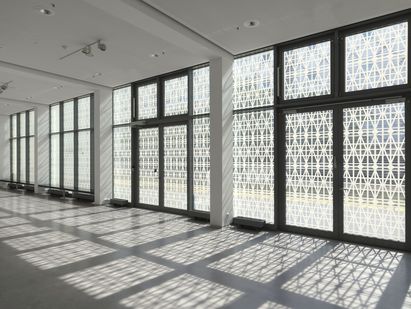 Bettina Pousttchi, Berlin Window, Fotografie auf Vinyl / photographic print on vinyl, Berlinische Galerie, Foto: © Jens Ziehe Bettina Pousttchi, Berlin Window, Fotografie auf Vinyl / photographic print on vinyl, Berlinische Galerie, Foto: © Jens Ziehe