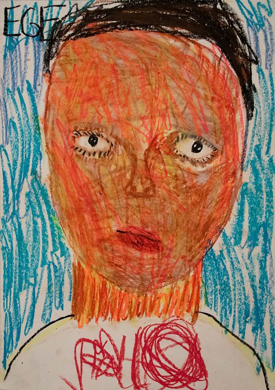 Es ist ein Selbstportrait zu sehen. Das Gesicht ist leuchtend orange. In der linken oberen Ecke steht der Name Ege. Der Hintergrund ist mit schnellen Strichen blau ausgemalt. 