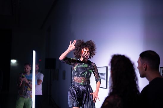 Photo: Mélissa Guex in motion during her performance in the stairwell of the Berlinische Galerie.