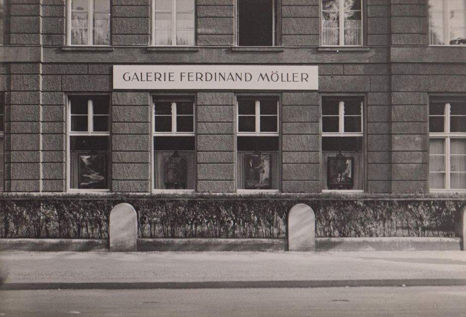 Schwarz-Weiß-Fotografie: Gebäudefassade der Galerie Ferdinand Möller