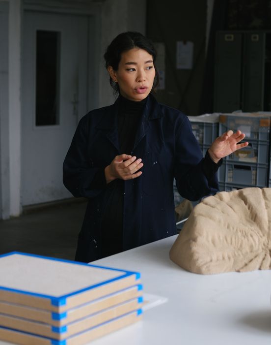 Foto: Jeewi Lee in ihrem Atelier