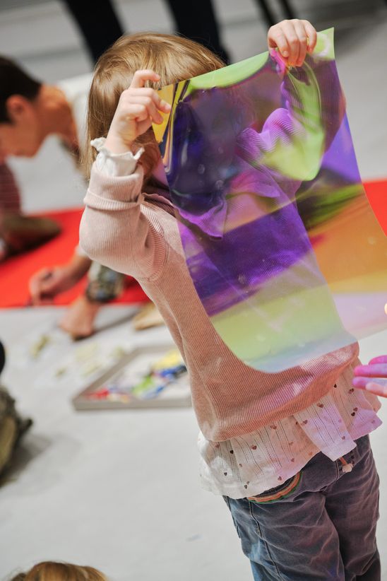 Foto: Eindrücke der Kindervernissage, die Erwachsene und vor allem Kinder an verschiedenen kreativen Mitmach-Stationen in den Ausstellungsräumen zeigen.