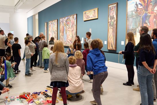 Foto: Eindrücke der Kindervernissage, die Erwachsene und vor allem Kinder an verschiedenen kreativen Mitmach-Stationen in den Ausstellungsräumen zeigen.