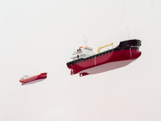 Ausstellungsansicht „Monira Al Qadiri. Hero“, Berlinische Galerie, Foto: © Roman März