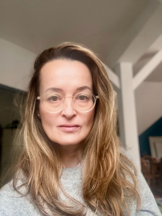 Foto: Selfie von Sandra Gugić. Sandra Gugić blickt direkt in die Kamera. Der Hintergrund zeigt einen Innenraum.