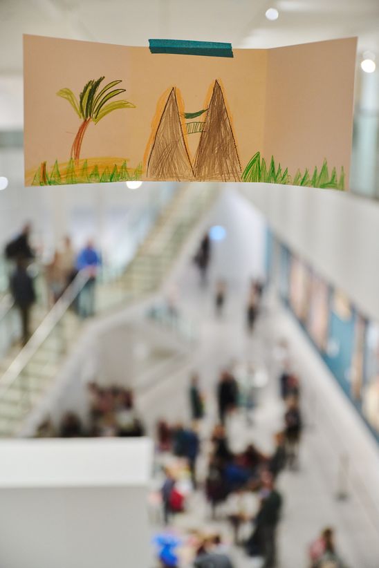 Foto: Eindrücke der Kindervernissage, die Erwachsene und vor allem Kinder an verschiedenen kreativen Mitmach-Stationen in den Ausstellungsräumen zeigen.
