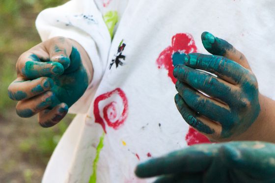 Foto: Mit Farbe verschmierte Kinderhände.