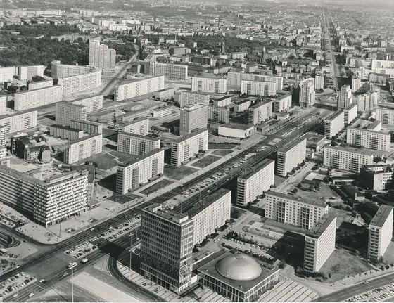 Schwarzweiß-Luftaufnahme der Karl-Marx-Allee und des Alexanderplatzes in Berlin um 1970 mit breiten Straßen, großen Wohnblöcken und weitläufigen Freiflächen