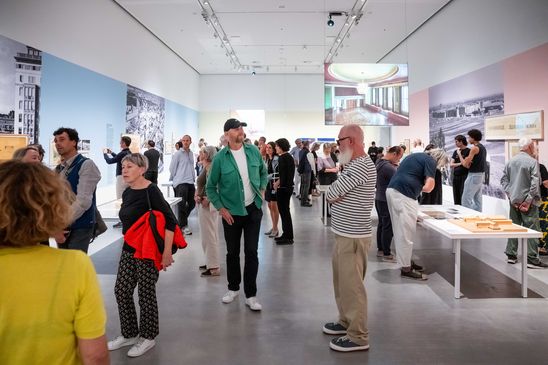 Foto: Eindrücke der Eröffnung, die entweder Menschen in den Ausstellungsräumen oder dem Außenraum der Berlinischen Galerie zeigen.