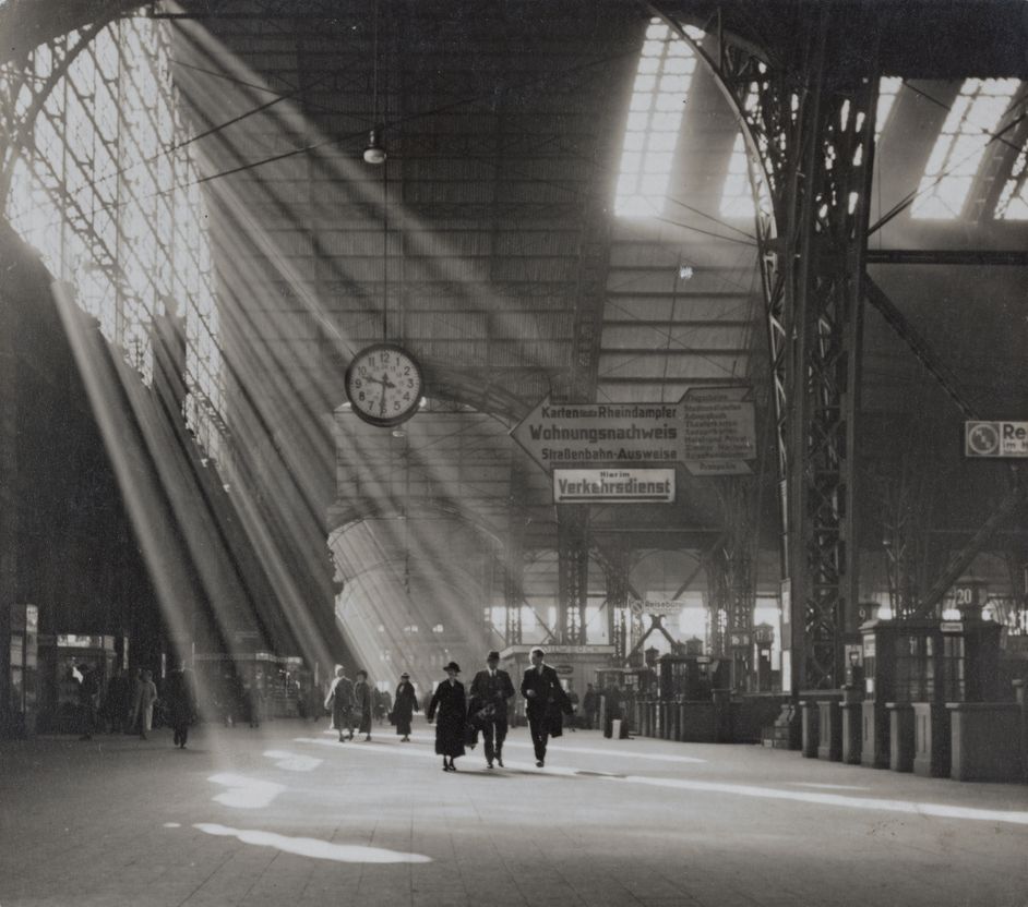 Fritz Eschen, Sonnenstrahlen im Hauptbahnhof Frankfurt a.M., vor 1945, © Berlinische Galerie