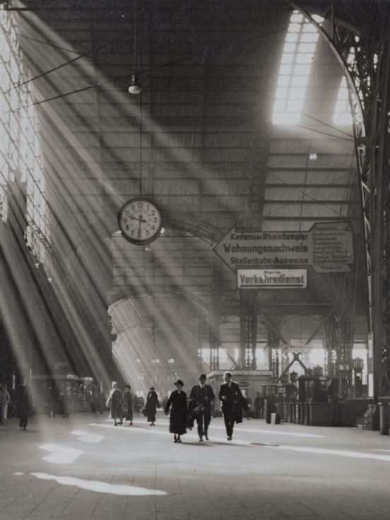 Fritz Eschen, Sonnenstrahlen im Hauptbahnhof Frankfurt a.M., vor 1945, © Berlinische Galerie
