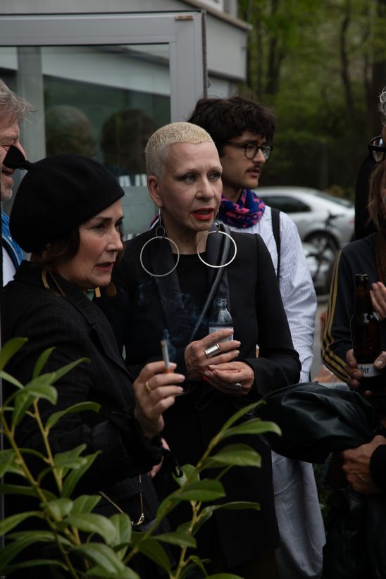 Foto: Blick auf drei Personen auf dem Vorplatz der Berlinischen Galerie vor dem Café Dix.