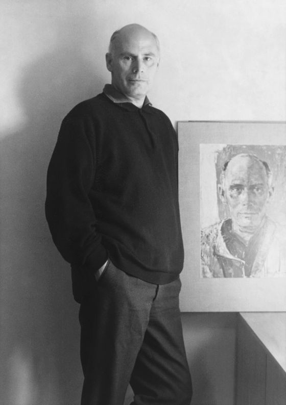 Josef Kaiser mit Portraitgemaelde von Bert Heller, 1961 © Berlinische Galerie