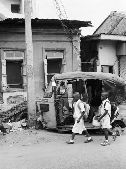 Schwarz Weiß Fotografie: Akinbode Akinbiyi, Lagos, 2016, Aus der Serie: Lagos: All Roads, seit den 1980er Jahren