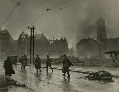 Georgij Petrussow, Auf einer Straße in Berlin am 1. Mai 1945, 1. Mai 1945, © Alex Lachmann, Repro: Dietmar Katz Georgij Petrussow, Auf einer Straße in Berlin am 1. Mai 1945, 1. Mai 1945