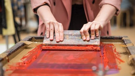 Linoldruck mit roter Farbe