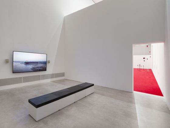 Ausstellungsansicht „Monira Al Qadiri. Hero“, Berlinische Galerie, Foto: © Roman März