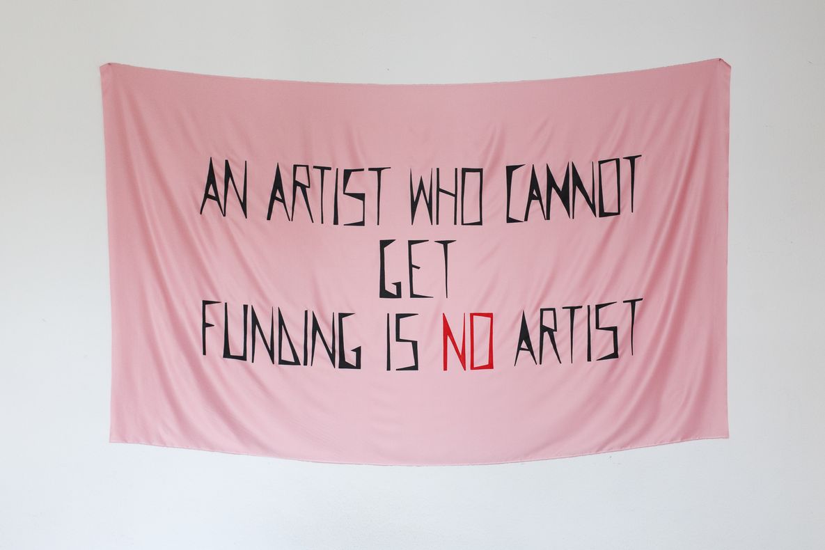 Vlad Brăteanu, an artist who cannot get funding is no artist, öffentliche Intervention in der Dudenstraße 15, Berlin, Juni 2021, nach Mladen Stilinović und Anca Benera und Arnold Estefan, 2021 Vlad Brăteanu, an artist who cannot get funding is no artist, öffentliche Intervention in der Dudenstraße 15, Berlin, Juni 2021, nach Mladen Stilinović und Anca Benera und Arnold Estefan, 2021
