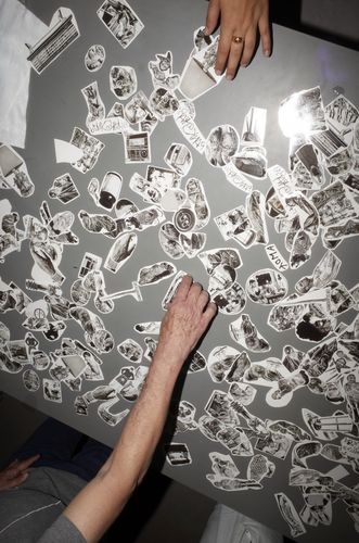 Foto: Größtenteils mit Blitz aufgenommene Eindrücke der Veranstaltung, die entweder Personen um einen langen Tisch mit Klebetattos, im Foyer oder Außenraum der Berlinischen Galerie.