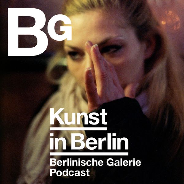 Fotografische Nahaufnahme des Gesichts einer Frau. Teile des Gesichts verdeckt sie mit ihrer Hand. Die Fotografie ist mit dem Text "Kunst in Berlin. Podcast Berlinische Galerie" und dem Logo der Berlinischen Galerie überschrieben. 