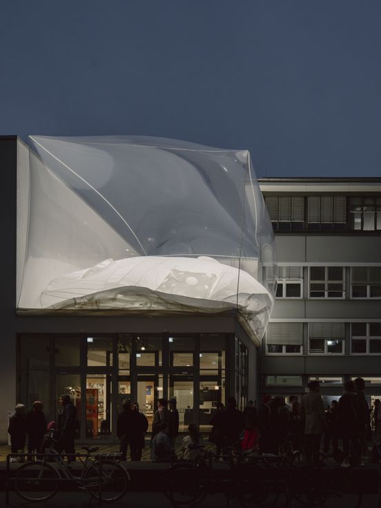 Besucher*innen auf dem Vorplatz der Berlinischen Galerie mit der Installation „soft cycles“ von Daniel Hölzl, 2025