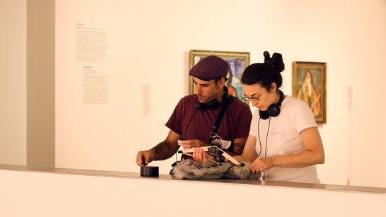 Foto: Eindrücke des Workshops, die entweder Workshop-Teilnehmer*innen im Innen- oder Außenraum der Berlinischen Galerie bei eigenen Tonaufnahmen oder am Workshop-Tisch bei der Weiterverarbeitung der Tonaufnahmen oder auch Nahaufnamhmen von verschiedenen Klang-Instrumenten und Aufnahme-Equipment zeigen. 