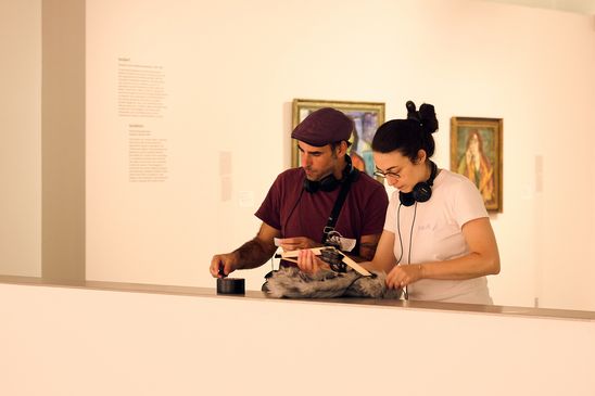 Foto: Eindrücke des Workshops, die entweder Workshop-Teilnehmer*innen im Innen- oder Außenraum der Berlinischen Galerie bei eigenen Tonaufnahmen oder am Workshop-Tisch bei der Weiterverarbeitung der Tonaufnahmen oder auch Nahaufnamhmen von verschiedenen Klang-Instrumenten und Aufnahme-Equipment zeigen. 