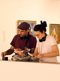 Foto: Eindrücke des Workshops, die entweder Workshop-Teilnehmer*innen im Innen- oder Außenraum der Berlinischen Galerie bei eigenen Tonaufnahmen oder am Workshop-Tisch bei der Weiterverarbeitung der Tonaufnahmen oder auch Nahaufnamhmen von verschiedenen Klang-Instrumenten und Aufnahme-Equipment zeigen. 