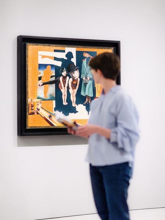Foto: Besucher*in betrachtet ein Kunstwerk an der Wand.